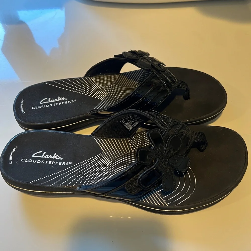 Clarks Cloud steppers Black Slide Sandals with Floral Accent. - Picture 2 of 8